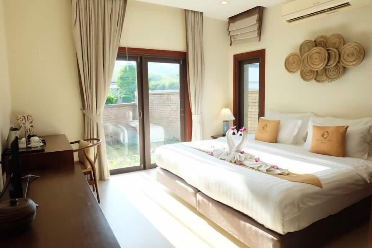 3 bedrooms, minibar, in-room safe, blackout curtains