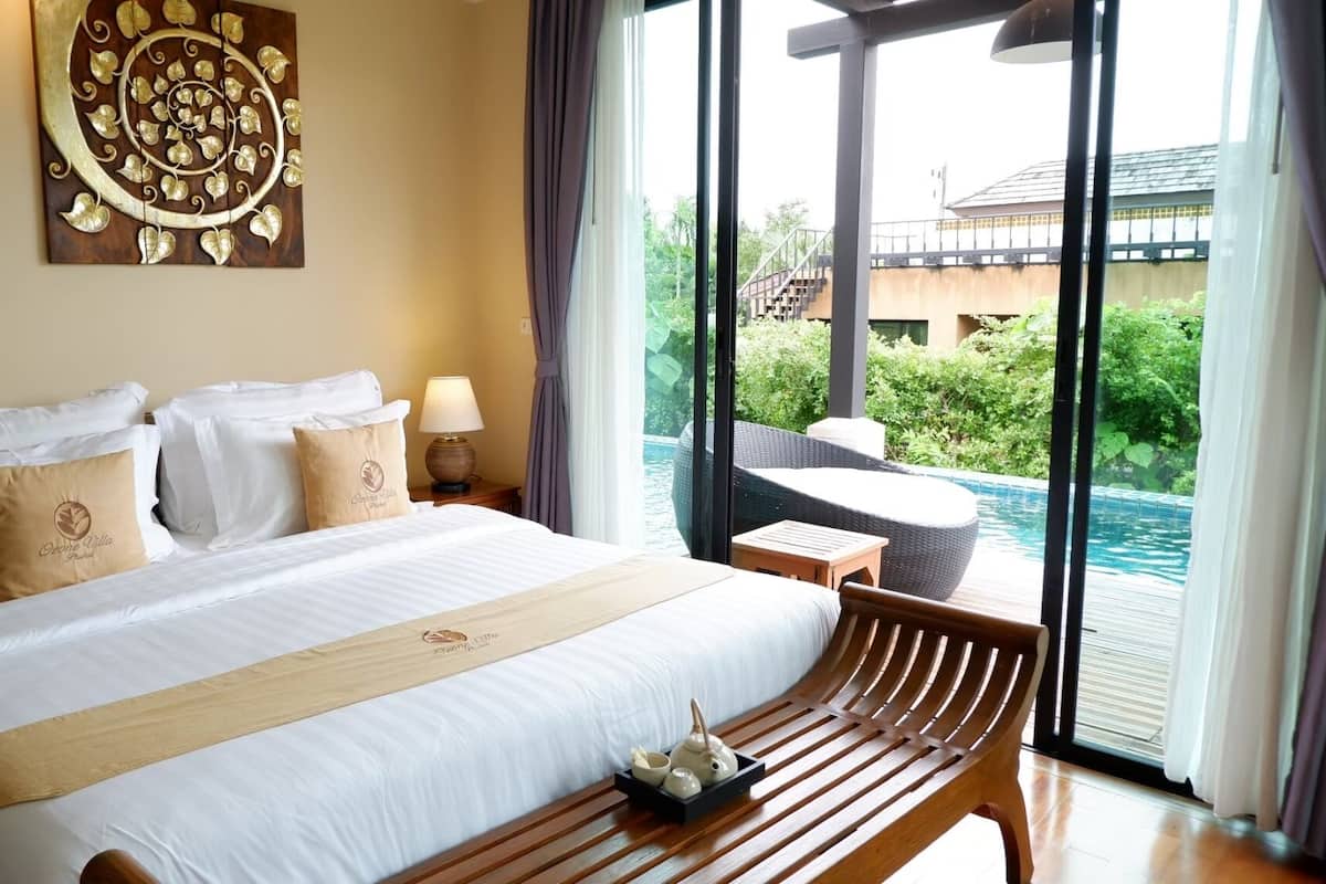 Deluxe Pool Villa | Een minibar, een kluis op de kamer, verduisterende gordijnen