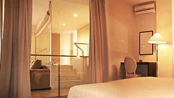 ميني بار وخزنة داخل الغرفة ومكتب وتجهيزات عازلة للصوت