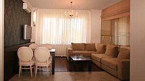 Suite | Living room | TV - Uliss Hotel (Odesa)