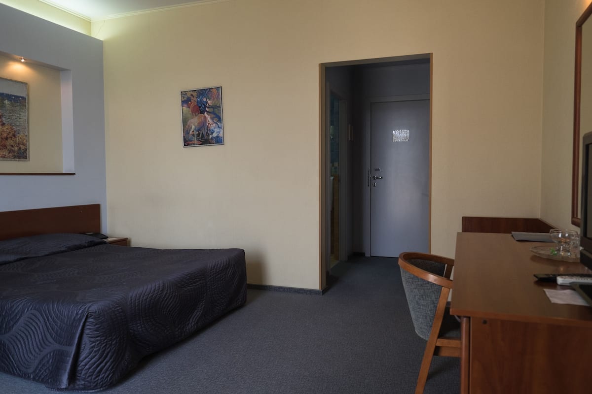 迷你吧、房內夾萬、書桌、隔音