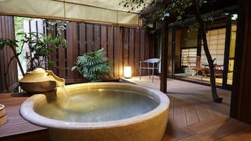 Habitación de lujo (Gansetu, Open Air Bath, Main Building) | Baño | Bañera y ducha independientes y bañera de agua termal