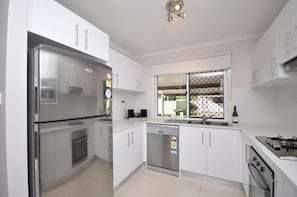 Full-sized fridge, microwave, oven, stovetop - Capricorn Villas (Middlemount)
