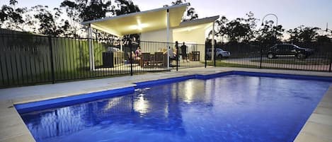 Hồ bơi ngoài trời