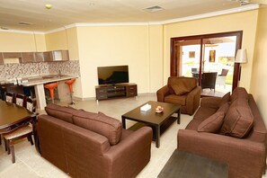 Flat-screen TV - Aquamarine Kuwait Resort (Al Nuwaiseeb)