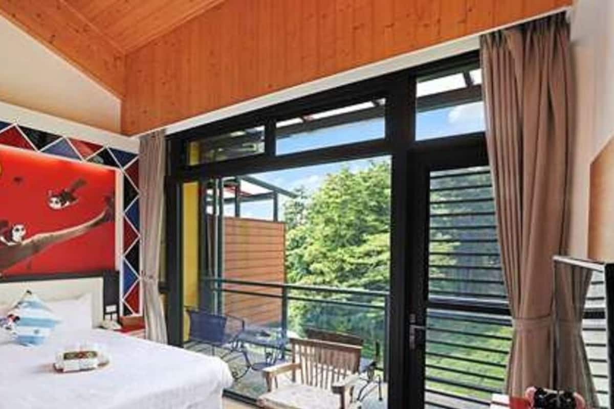 1 bedroom, blackout drapes, free WiFi, bed sheets