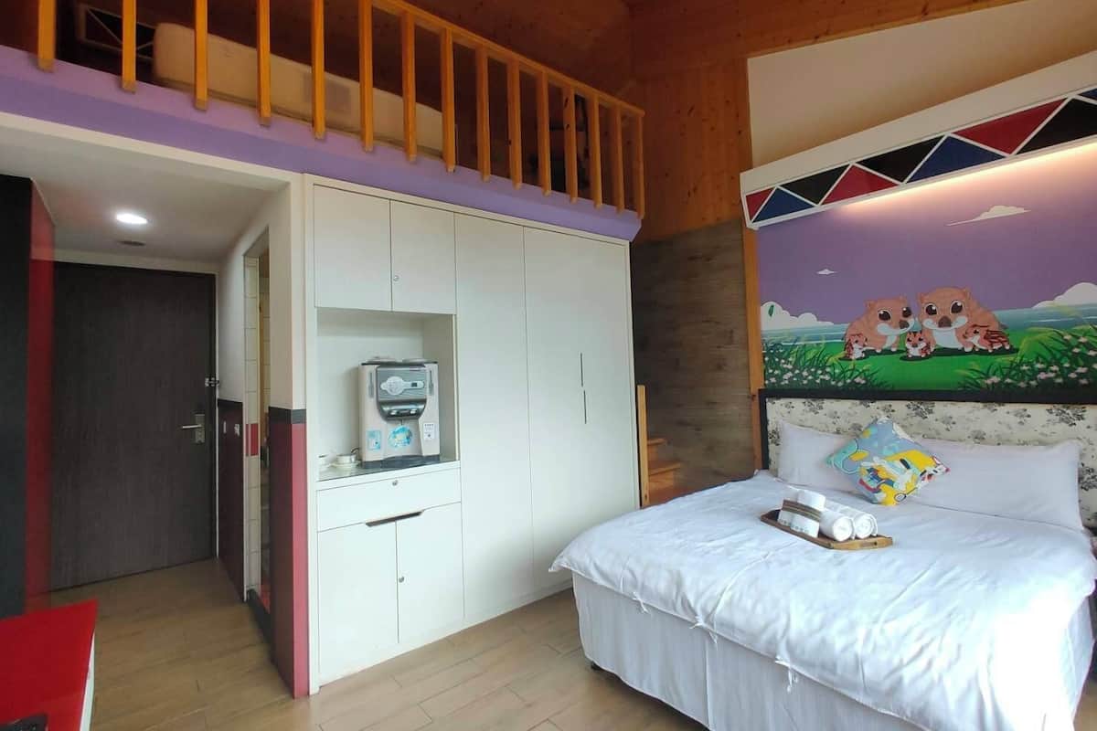 Loft básico | Área de sala de estar | Televisión LCD de 22 pulgadas con canales por cable y televisión
