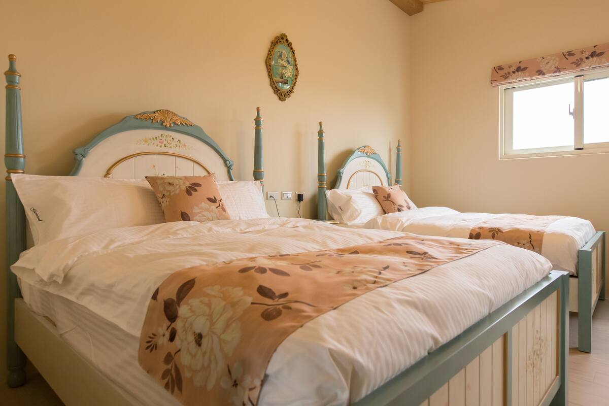 Quadruple Room | Premium bedding, desk, soundproofing, free cribs/infant beds