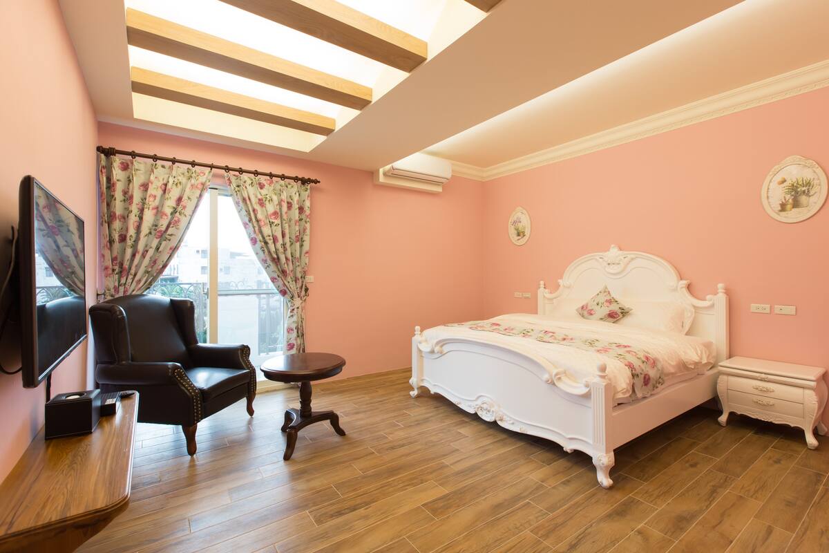 Double Room | Premium bedding, desk, soundproofing, free cribs/infant beds
