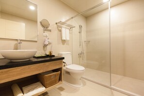 Shower, rainfall showerhead, eco-friendly toiletries, hair dryer - TC Hotel Hualien Zhongxiao (Hualien City)
