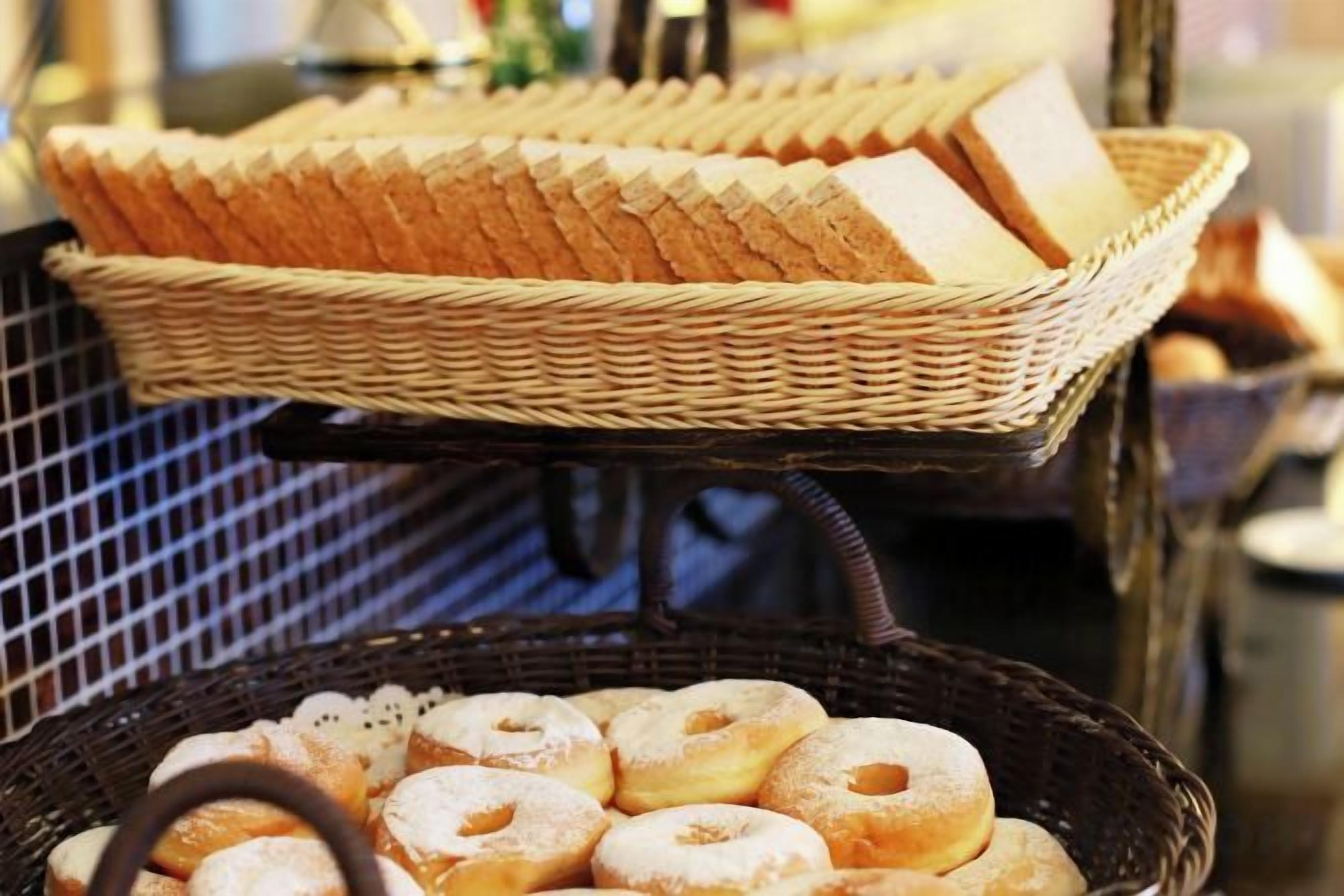 Una exhibición de pan y pasteles en cestas de mimbre.