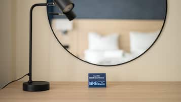 Schreibtisch, laptopgeeigneter Arbeitsplatz, Babybetten