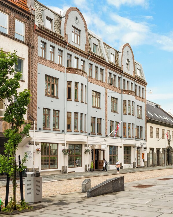 A row of white buildings with multiple windows and a central entrance. - BREEZE Hotel Victoria - Self-Service (Bergen)