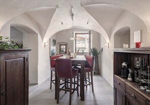 Comfort Apartment, 2 Bedrooms, Mountain View | Dining room