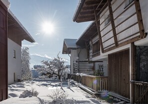 季节性开放的室外游泳池，天然泳池，10:00 至 22:00 开放，日光浴躺椅