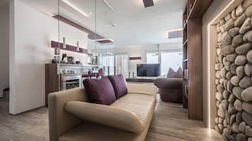 Deluxe House, 3 Bedrooms, Hot Tub, Pool View | Ruang tamu | 50 inci televisyen skrin rata dengan kabel, TV