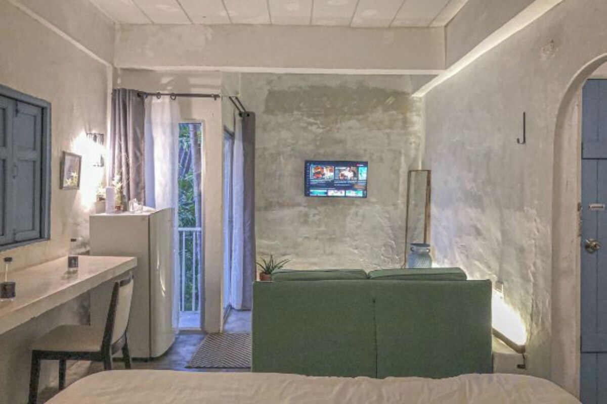 Isi minibar gratis, tirai kedap cahaya, dan Wi-Fi gratis