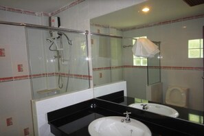 Ducha, artículos de tocador gratuitos, toallas