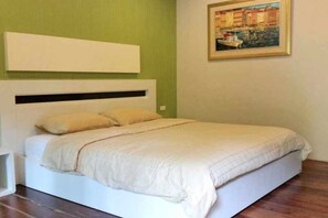 Quarto casal superior | Frigobar, escrivaninha, camas extras/dobráveis (sobretaxa)