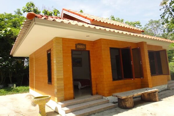 A small, single-story building with a tiled roof and brick walls. - Raisailuang Resort (Ubon Ratchathani)