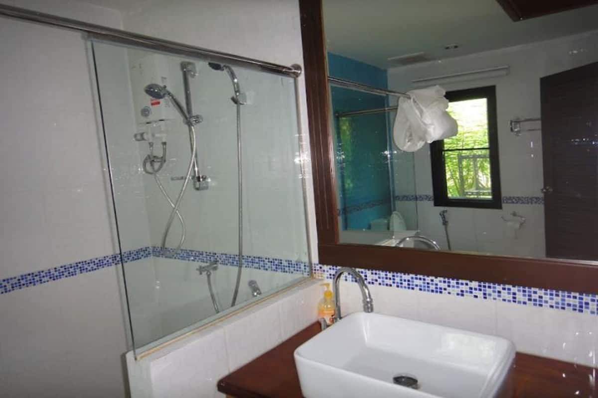 Minibar, meja kerja, dan tempat tidur lipat/tambahan