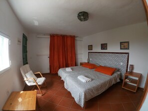 Tabla de planchar con plancha, cunas gratuitas y wifi gratis 