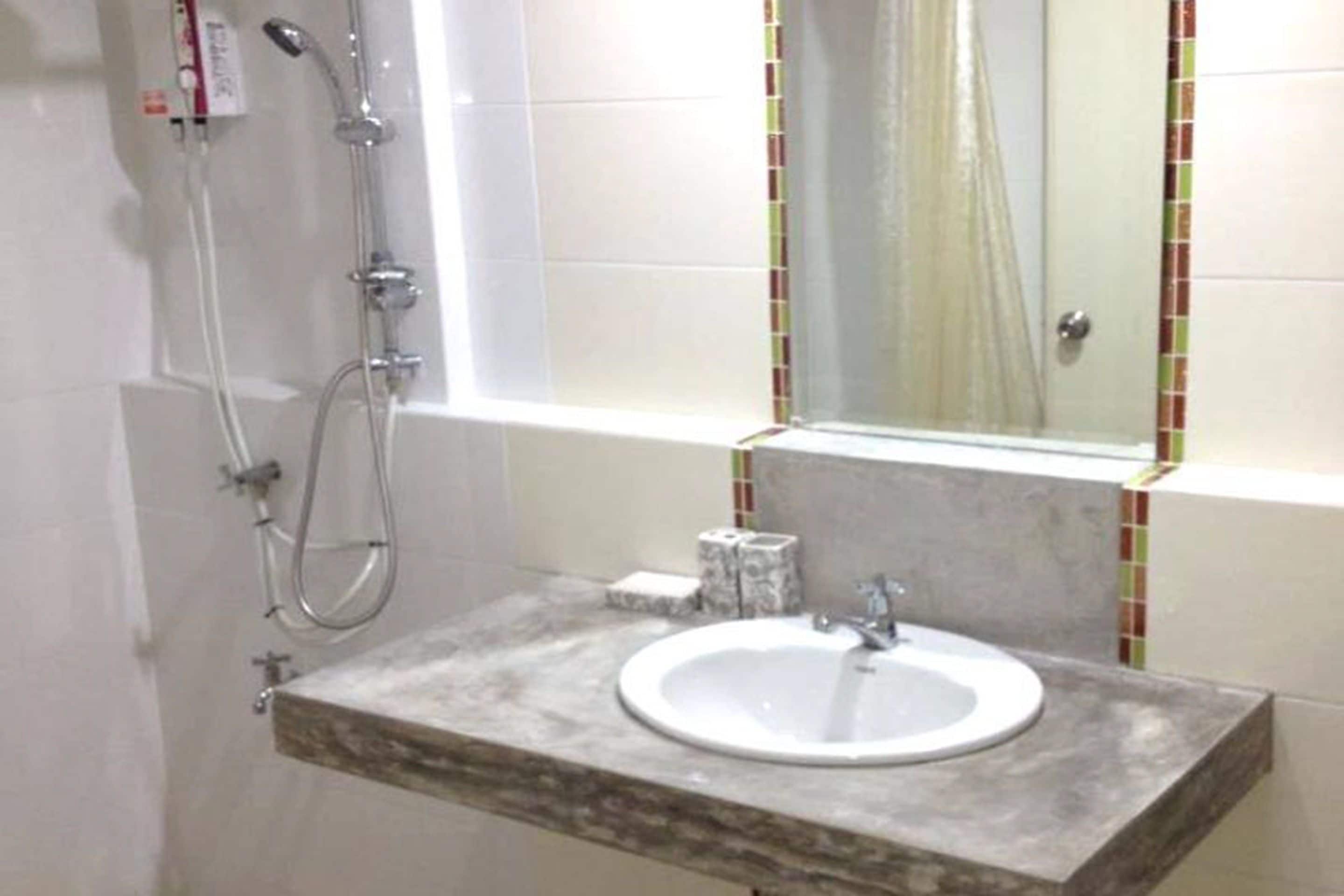 shower, free toiletries, towels, toilet paper