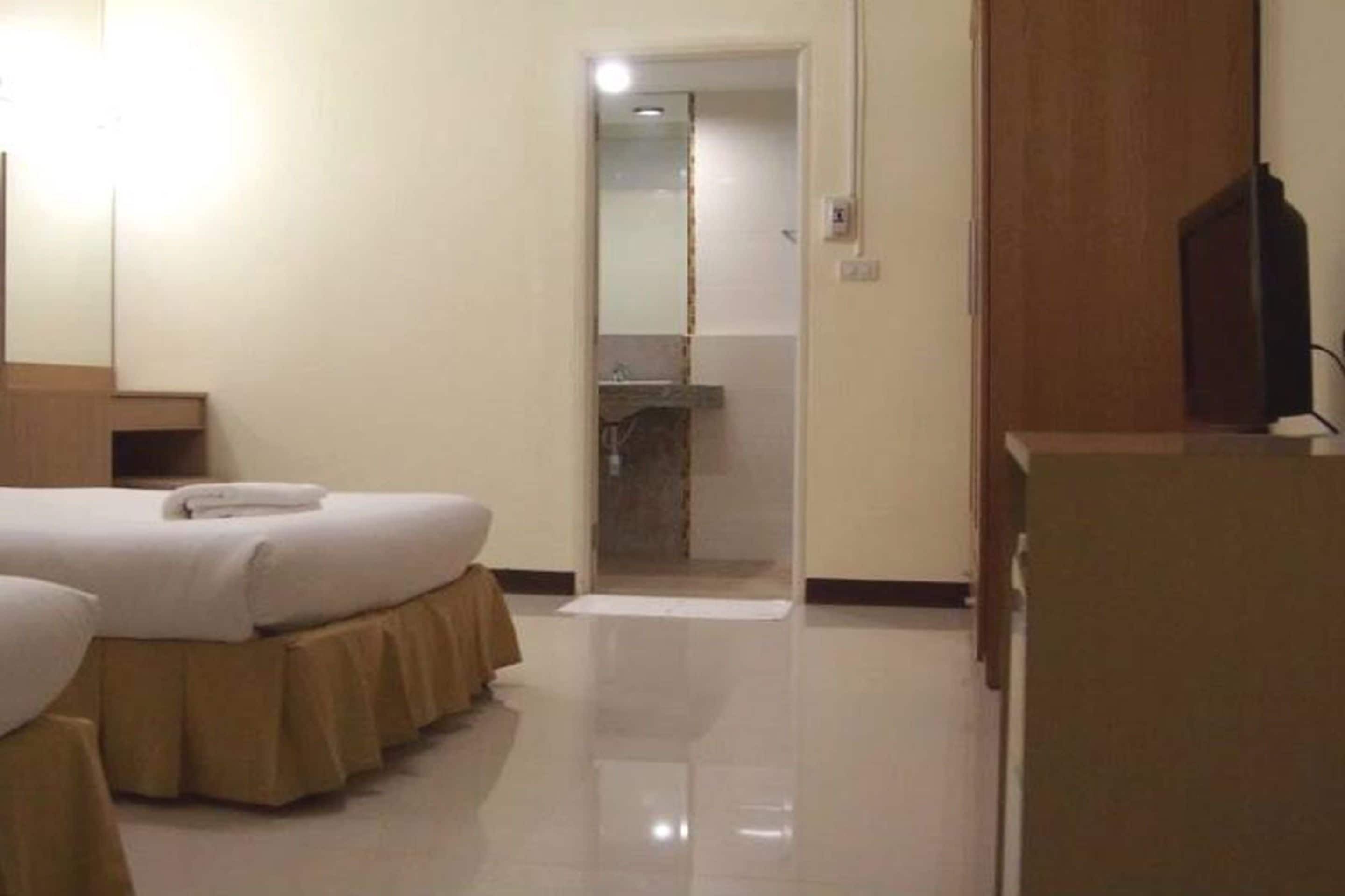 standard twin room, 2 single beds | 1 bedroom, laptop workspace, free wifi, bed sheets