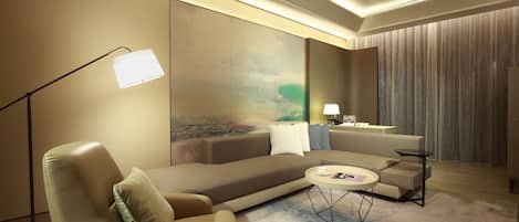Una sala de estar moderna con sofá, sillón y mesa de centro.