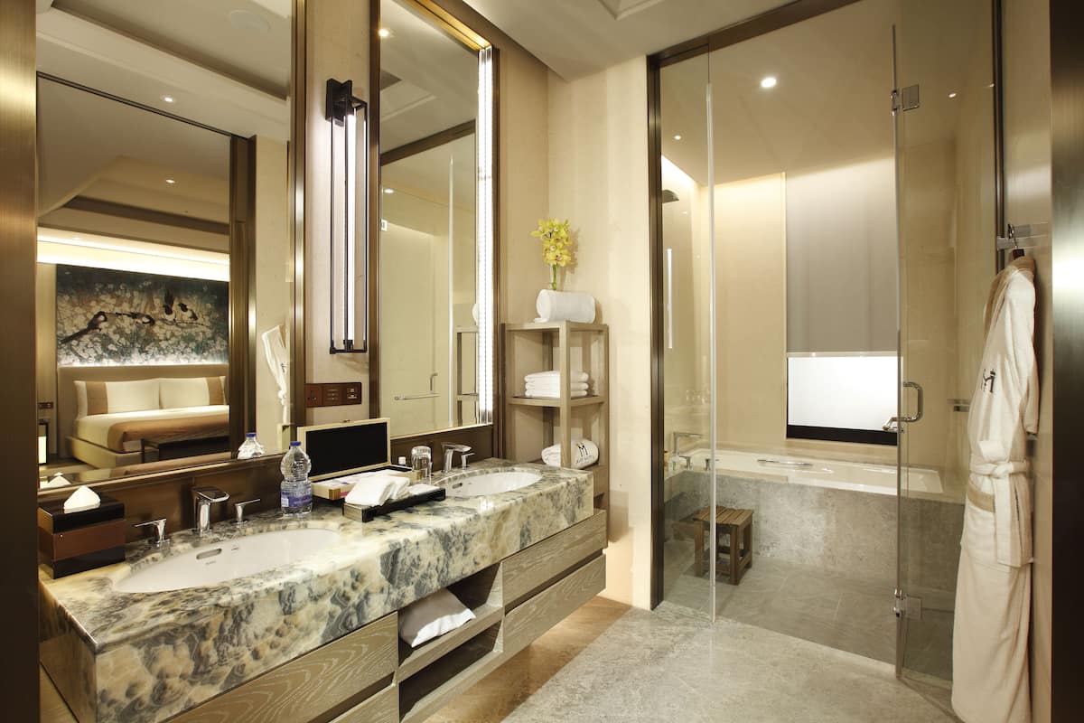 separate bathtub and shower, hydromassage showerhead