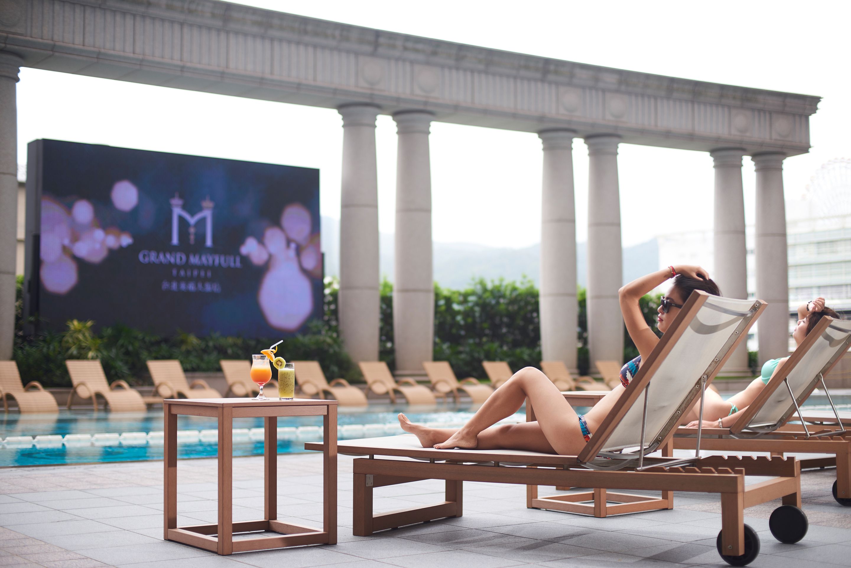 outdoor pool, open 6:00 am to 10:00 pm, pool loungers