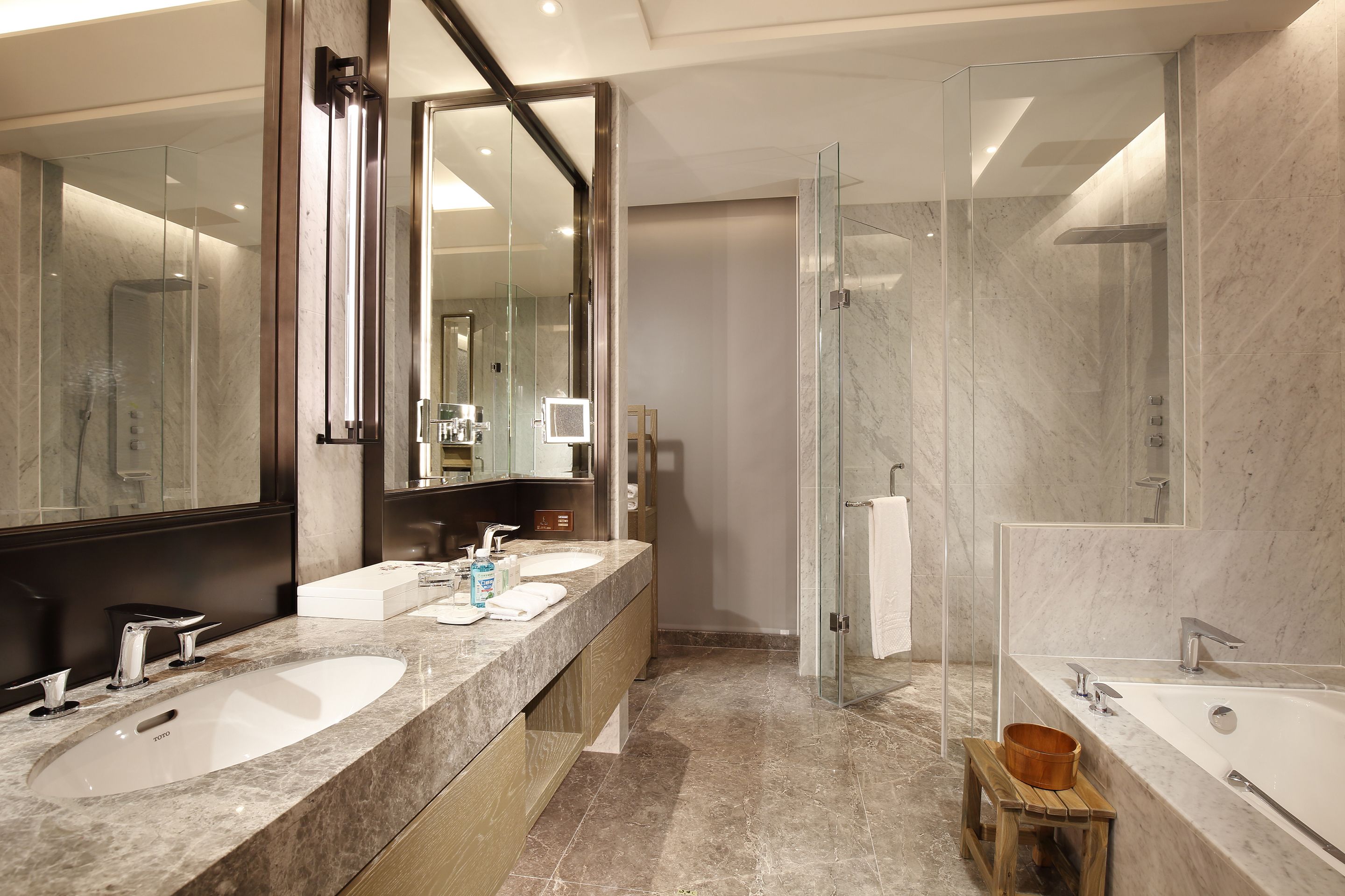 Royal Suite | Bathroom | Shower, rainfall showerhead, eco-friendly toiletries, hair dryer