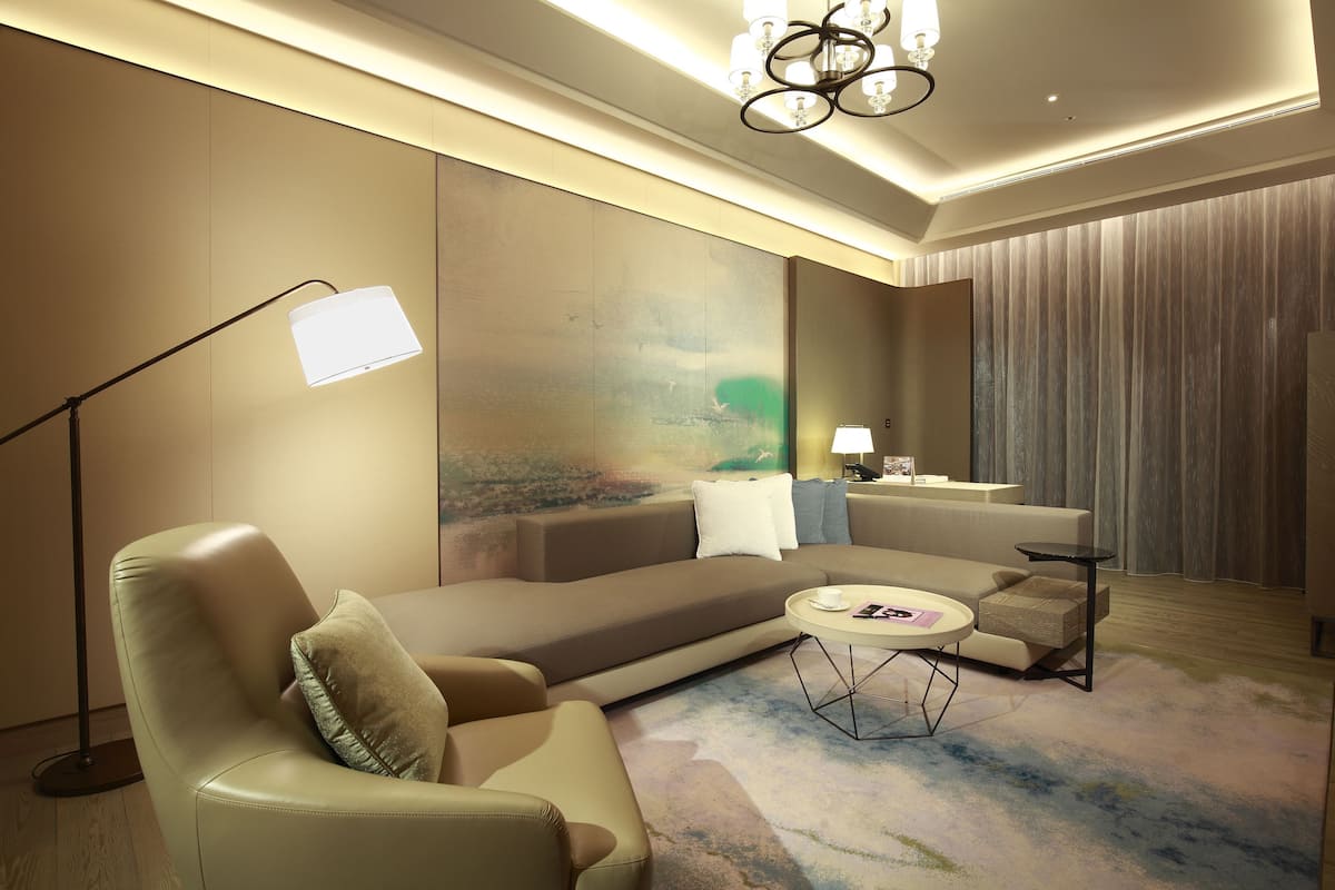 Área de sala de estar | Televisión LED de 55 pulgadas con canales vía satélite y televisión