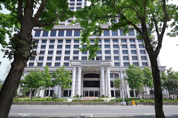 A large building with a grand entrance, multiple floors, and a central entrance with a decorative arch. - Grand Mayfull Hotel Taipei (Taipei)