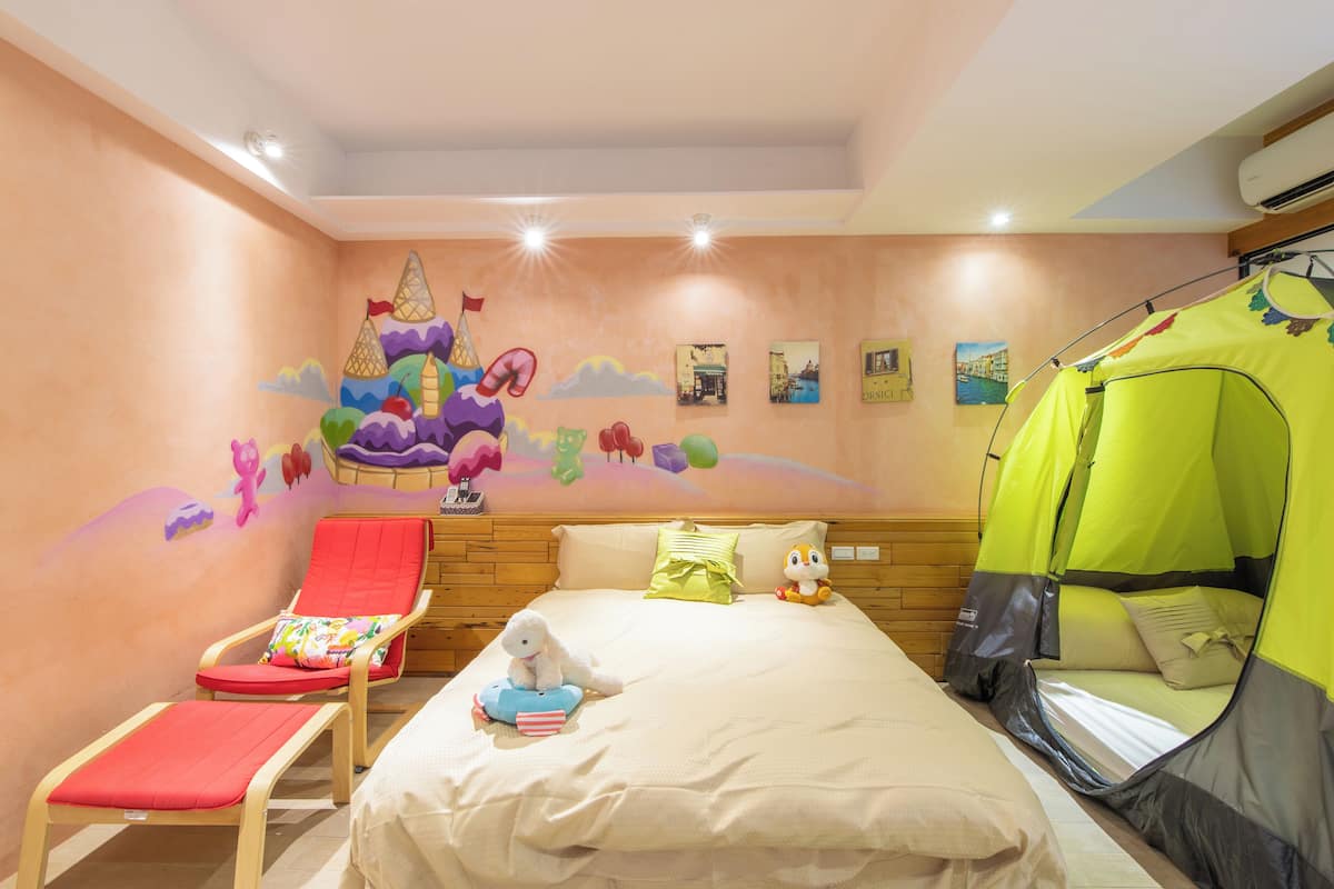 Family Room | Desk, blackout drapes, free WiFi, bed sheets