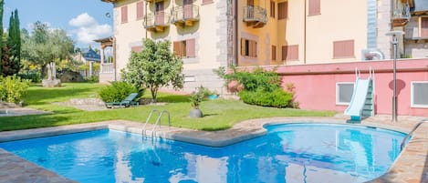 Una piscina al aire libre de temporada