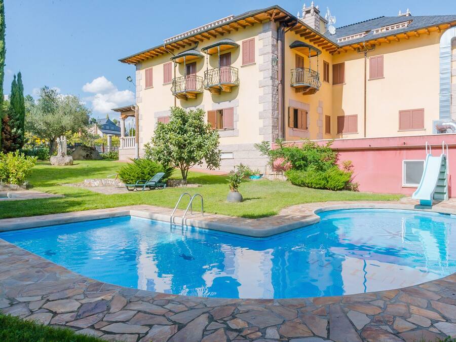 Una piscina al aire libre de temporada