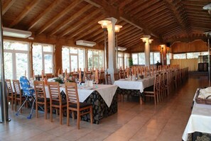 Dinner served, Regional cuisine - Complejo Hostelero Paladium (Vilamartin de Valdeorras)