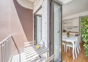 Estudio, vistas al patio | Balcón
