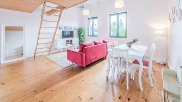 Loft, vistas al jardín | Ropa de cama de alta calidad, caja fuerte, escritorio