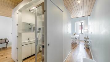 Loft, City View | Bathroom | Shower, rainfall showerhead, free toiletries, hair dryer