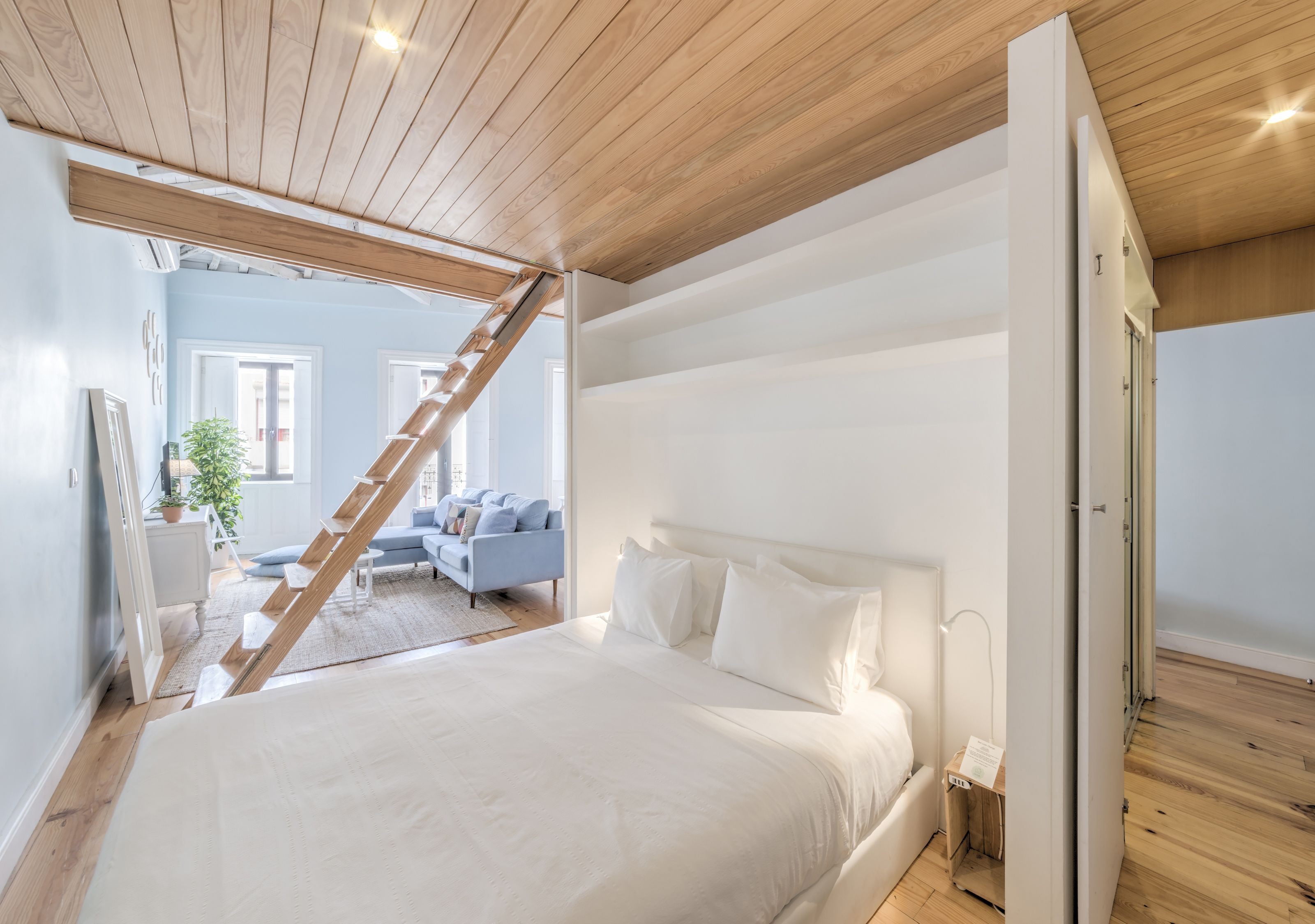 Ropa de cama de alta calidad y caja de seguridad en la habitación 