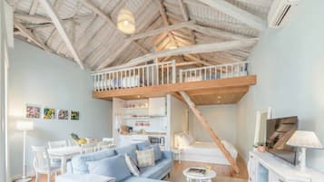 Loft, Garden View | Premium bedding, in-room safe, desk, iron/ironing board