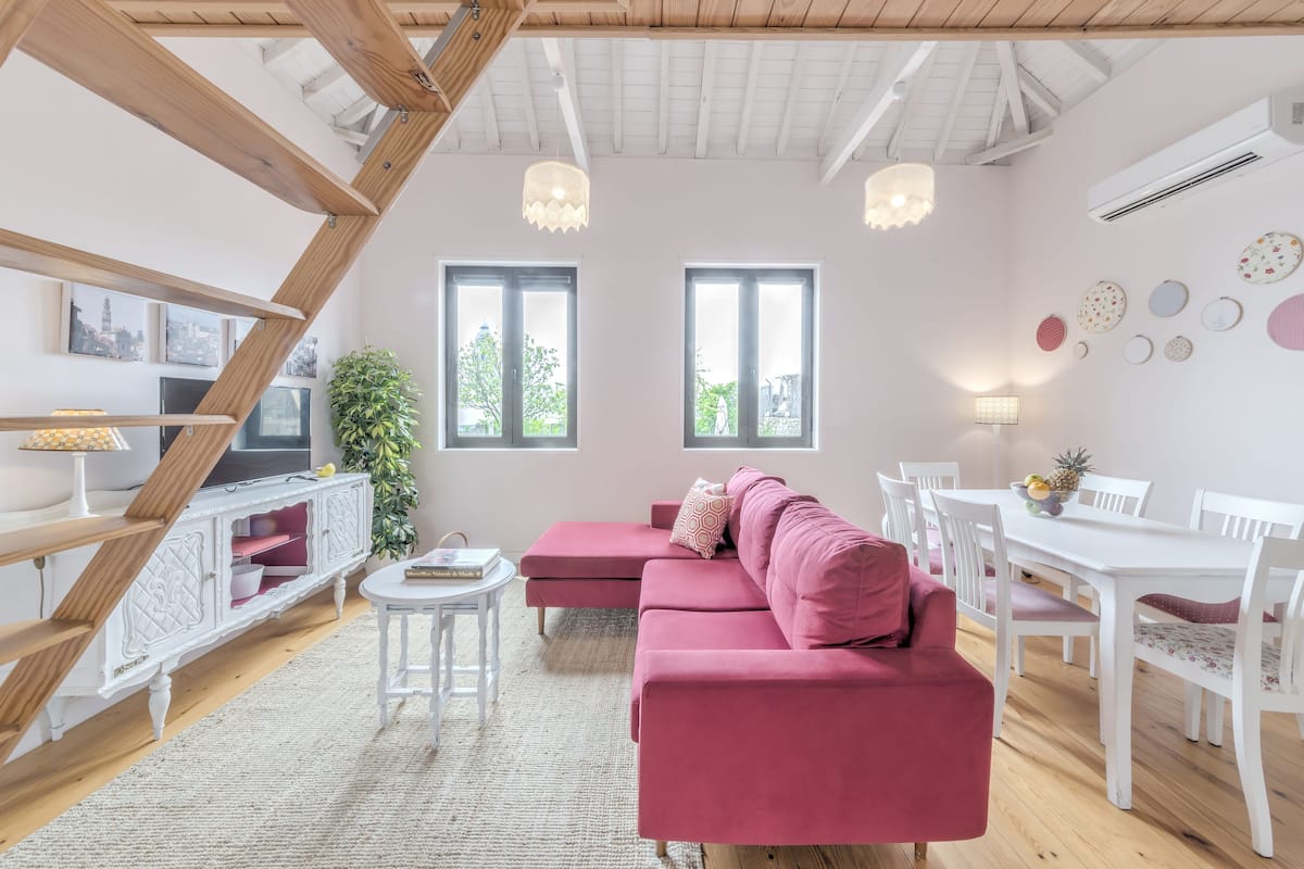 Loft | Premium bedding, in-room safe, desk, iron/ironing board