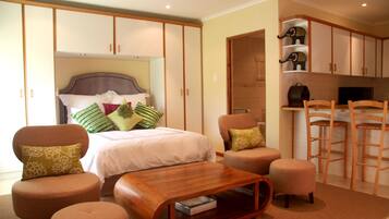 Standard Cottage, 1 Queen Bed, Kitchen, Garden View | Desk, iron/ironing board, free WiFi, bed sheets