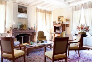 Lobby-lounge