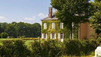 Piscine extérieure, chaises longues