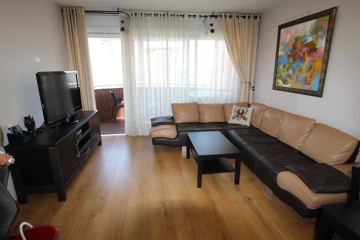 Appartement, 2 slaapkamers, uitzicht op stad (Sderot Nitsa 8 ) | Woonruimte | Een 42-inch flatscreentelevisie met kabelzenders en een televisie