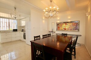 Căn hộ dành cho gia đình, 4 phòng ngủ, hút thuốc, đối diện biển | Bếp nhỏ riêng | Tủ lạnh, lò vi sóng, bếp nấu, dụng cụ pha cà phê/trà 