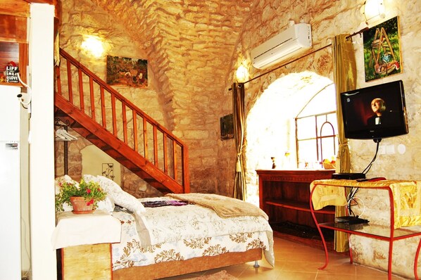 Studio (Garden Terrace) | Premium bedding, in-room safe, desk, blackout drapes